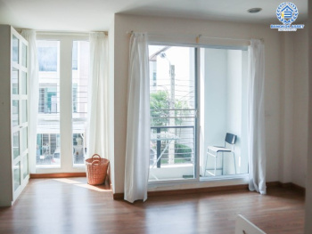 *****ทาวน์โฮมมือสองย่านกรุงเทพฯ ม.บ้านกลางเมือง สาทร-ตากสิน2 หลังมุม เนื้อที่กว้าง 23.20 ตร.ว. ฟังก์ชัน 3 ห้องนอน 3 ห้องน้ำ ที่จอดรถ 2 คัน แถมฟรี! เครื่องปรับอากาศ 4 เครื่อง บนทำเลแห่งการเดินทาง ใกล้รถไฟฟ้าสายสีเขียวเข้ม "สถานีวุฒากาศ" เชื่อมต่อถนนกัลปพฤกษ์ และถนนราชพฤกษ์